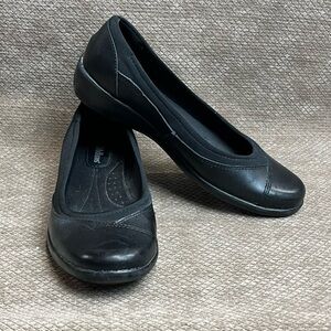 Cobbie cuddlers black flats size  6  EUC
